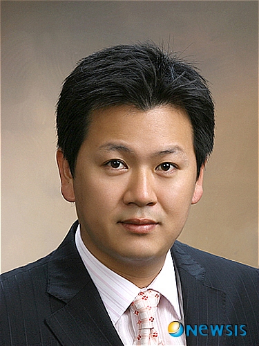 【서울=뉴시스】박정규 기자 = 한국기자협회는 29일 제246회 이달의 기자상 지역취재보도 부문에 뉴시스 광주·전남본부 맹대환 기자(사진)의 '광주지법 수석부장판사 법정관리 비위 파문' 등 총 6편의 수상작을 선정했다.&nbsp; pjk76@newsis.com 