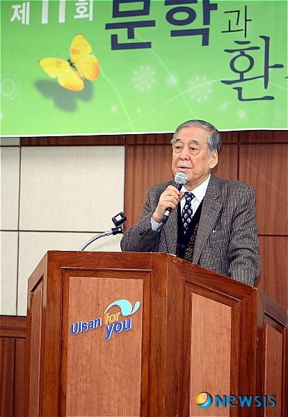 【울산=뉴시스】고은희 기자 = 29일 울산문화예술회관 2층 대회의실에서 울산문협 주최로 열린 '제11회 문학과 환경 심포지엄'에서 조병무 시인이 특강을 펼치고 있다.&nbsp; gogo@newsis.com