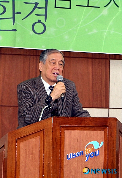 【울산=뉴시스】고은희 기자 = 29일 울산문화예술회관 2층 대회의실에서 울산문협 주최로 열린 '제11회 문학과 환경 심포지엄'에서 조병무 시인이 '문학작품 창작에 따른 환경의 문제'를 주제로 특강을 펼치고 있다.&nbsp; gogo@newsis.com