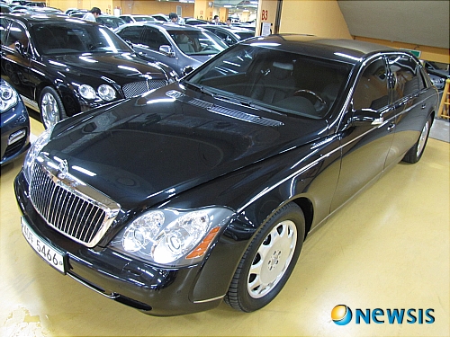 【서울=뉴시스】김훈기 기자 = 마이크로소프트사의 빌게이츠가 타던 벤츠 마이바흐62 방탄차량이 30일 국내 중고차 사이트 보배드림에 등록돼 화제다. 차값은 3억 원대로 알려졌다. (사진 = 보배드림 제공)&nbsp; photo@newsis.com