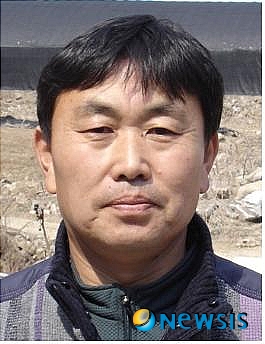 【괴산=뉴시스】강신욱 기자 = 충북 괴산군 사리면에서 표고버섯을 재배하는 채택기씨가 농림수산식품부 선정 2011년 신지식농업인에 선정돼 31일 경기도 수원 농협연수원에서 신지식농업인장을 받았다. (사진=괴산군청 제공) photo@newsis.com