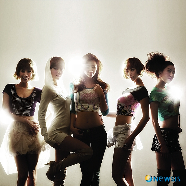 【서울=뉴시스】유상우 기자 = 살랑살랑거리며 대중을 유혹하던 몸짓이 역동적, 파워풀해졌다. 스타일은 올 시즌 핫 트렌드인 비비드 컬러로 완성했다. 의상도 반짝이 대신 몸매가 그대로 드러나는 핫팬츠에 시스루 룩을 입었다.&nbsp; 신곡 '앵그리(Angry)'를 제대로 소화하기 위해 5인 여성그룹 'LPG'(수연·세미·가연·유미·은별)가 신경 쓴 것들이다.&nbsp; 디지털 싱글 '앵그리'는 지난해 세계 팝댄스 장르를 휩쓴 노래 '위 노 스피크 아메리카노'(We No Speak Americano)를 리메이크한 곡이다. 호주 출신 2인 밴드 '욜란다 비쿨'이 호주의 DJ 겸 프로듀서 D컵과 손잡고 지난해 2월 발표해 각국에서 인기를 얻은 곡이다. 당시 16개국 20개 차트에서 1위를 차지했고, 한국에서도 방송 프로그램 등에 삽입되며 사랑받았다.&nbsp; 부담스러울 수밖에 없지만 LPG는 "만반의 준비를 했다"며 걱정 말란다. "워낙 유명한 곡이어서 사실 부담감이 없진 않았지만 LPG만의 색깔로 맛깔스럽게 버무렸다"고 자신했다. 특히 "외국곡이지만 한국적 '뽕끼'가 들어있어 친근했다"고 한다.&nbsp; "대중에게 친근한 곡이고 트로트적인 멜로디가 있어 LPG의 색깔을 버리지 않으면서 요즘 아이돌과 경쟁해도 괜찮을 것 같아 선택했다"(유미)&nbsp; "무모한 도전이라고 볼 수도 있겠지만 우리의 색깔을 유지하면서도 대중에게 친숙하게 다가가기 위해 욕심을 내봤다. 우리가 불러서 트로트스럽다는 말도 하는데 우리가 부르지 않아도 트로트 맛이 난다"(가연)&nbsp; 반응은? "지난해 발표한 '사랑의 초인종'보다 빠르다. 방송사에서 특정가수를 놓고 수군거리면 그 가수가 뜬다는 설이 있는데 요즘 우리가 입에 오르내린다"며 깔깔댄다.&nbsp; 춤과 패션이 파격적으로 변했다. "안무는 파워풀해졌고, 의상은 망사로 된 시스루 상의로 여성미를 살렸다"고 소개했다. 안무는 여성그룹 '시크릿'의 '매직'과 '마돈나' 등의 춤을 만든 플레이댄스 단장 박상현씨가 맡았다.&nbsp; 춤을 소화하기가 쉽지 않았다. 특히 킬힐을 신고 연습한 탓에 몸은 만신창이다.&nbsp; "앉았다 일어날 때 뼈마디가 쑤신다"(세미), "여기저기서 파스냄새가 풀풀 난다. 우리끼리도 경쟁을 해야 되기 때문에 서로 몰래 연습하기도 한다"(가연), "키가 큰 데다 힐을 신고 연습하니까 쉽지 않다. 대부분 발에 물집이 잡히고, 인대도 살짝 늘어나고…, 그러다보니 그동안 지켜온 각선미가 많이 망가졌다"(수미)며 하소연했다.&nbsp; 그래도 즐겁다. "새로운 곡을 낼 때마다 다시 시작하는 기분이다. 신인 같은 느낌. 이런 느낌으로 활동하니까 힘들지 않다."&nbsp; LPG는 일본 진출을 계획중이다. 이미 현지 엔카계의 러브콜을 받았다. "일본에 트로트 그룹이 없다고 들었다. 현지 관계자들이 우리를 보면서 성공할 것이라고 자신하더라. 대지진 피해가 복구되면 엔카 시장에 진출할 것 같다. 엔카 시장이 어떤 곳인지도 알아보고 있고 일본어 공부고 게을리 하지 않고 있다"고 밝혔다.&nbsp; swryu@newsis.com