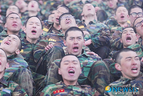 【서울=뉴시스】김지은 기자 = 탤런트 현빈(29·김태평)의 해병대 훈련 모습이 공개됐다.&nbsp; 31일 해병대 블로그 '날아라 마린보이'에 제1137기 신병교육 2주차 훈련 사진이 올라왔다.&nbsp; 훈련병 김태평은 동기생들과 함께 경북 포항 신병교육대 교육훈련단 인근 도구해안에서 KAAV 탑승훈련과 IBS 헤드캐링 훈련을 받고 있다.&nbsp; KAAV는 수륙양용 장갑차다. 훈련병들은 안전장비를 착용하고 장갑차에 탑승, 해안으로 상륙하는 훈련을 했다. 고무보트를 이용한 상륙전 대비 훈련인 IBS가 이어졌다. 팀원들이 함께 고무보트를 머리에 이고 이동하는 등 협동심이 요구되는 훈련이다.&nbsp; 3월7일 입대한 현빈은 4월 말 자대 배치를 받고 21개월간 복무한다. 내년 12월6일 전역한다.&nbsp; kje1321@newsis.com