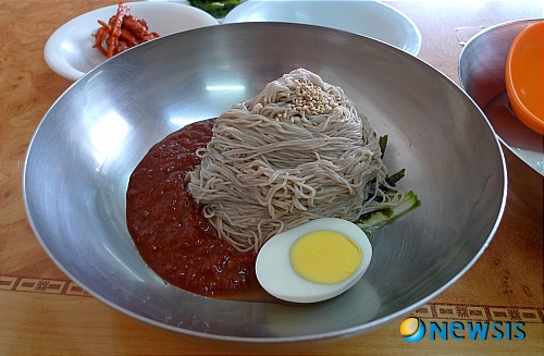 【서울=뉴시스】김정환의 맛있는 집&nbsp; 강원도의 숨은 명물인 고성 ‘백촌 막국수’를 한 번쯤 먹어본 뒤 뽀득뽀득한 순도 100% 메밀 면발과 감칠맛 나는 동치미 국물 그리고 매콤하면서도 입에 착착 감기는 명태식해 맛의 추억에서 좀처럼 헤어날 수 없었다. 