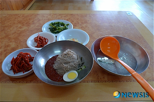 【서울=뉴시스】김정환의 맛있는 집&nbsp; 강원도의 숨은 명물인 고성 ‘백촌 막국수’를 한 번쯤 먹어본 뒤 뽀득뽀득한 순도 100% 메밀 면발과 감칠맛 나는 동치미 국물 그리고 매콤하면서도 입에 착착 감기는 명태식해 맛의 추억에서 좀처럼 헤어날 수 없었다. 