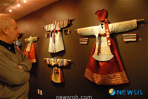 【서울=뉴시스】한국의 전통 누비 의상전이 뉴욕 코리아소사이어티 전시장에서 지난달 31일 성료됐다. ‘스레딩 라이프(Threading Life)’라는 타이틀이 걸린 이번 전시에서는 한국의 무형문화재 107호로 지정된 ‘누비장’ 김해자(金海子·59)씨를 비롯한 장인들이 심혈을 기울여 만든 덕혜옹주 치마저고리 재현 작품과 단웅이중치막, 금박당의, 두루마기, 오방색 색동저고리, 분홍빛 배자, 단속곳 등 좀처럼 보기 힘든 누비 옷들이 대거 선보였다. 또한 3월24일엔 뉴요커들을 상대로 김해자 누비장의 강의도 열려 눈길을 끌었다. <사진=Newsroh.com 제공>