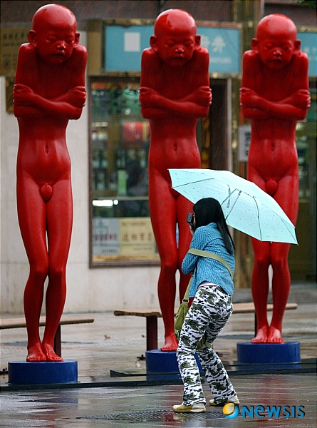 【서울=뉴시스】제1륜 땅 地의 장 다음은 남성의 성 기능을 관장하는 경혈을 정리한 것이다. 조루, 임포텐츠, 정력 감퇴 등의 성 기능 장애는 대부분이 이 경혈 안에서 치료를 하게 된다. 가정에서 뜸으로 성 기능 장애를 치료한다면 이 많은 경혈을 한꺼번에 뜨기가 어렵기 때문에 매일같이 서너 혈씩 번갈아 가면서 뜸을 뜨면서, 자신의 해당 증세와 관련된 경혈들을 함께 떠 주는 것이 효과적이다.