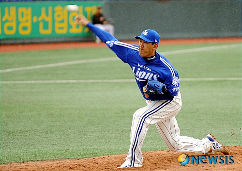 【광주=뉴시스】류형근 기자 = 3일 오후 광주무등경기장야구장에서 열린 2011 롯데카드 프로야구 KIA와 삼성의 경기. 삼성 선발 투수 카도쿠라가 공을 뿌리고 있다. hgryu77@newsis.com