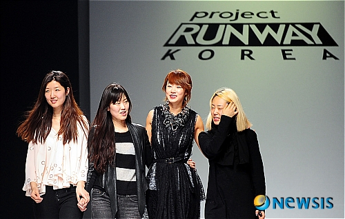 【서울=뉴시스】조종원 인턴기자 = 3일 오후 서울 강남구 대치동 SETEC에서 열린 프로젝트 런웨이 코리아3 파이널 컬렉션에서 이세진(왼쪽부터), 권순수, 탤런트 최여진, 신주연씨가 참석자들에게 인사를 하고 있다. choswat@newsis.com