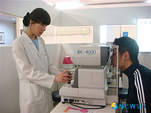 【서울=뉴시스】김정환 기자 = 근시 -12디옵터, 난시 5디옵터, 원시 +4디옵터 이상인 굴절이상 신검 대상자의 경우 지난해까지는 시력교정 여부와 관계없이 보충역으로 분류됐다. 