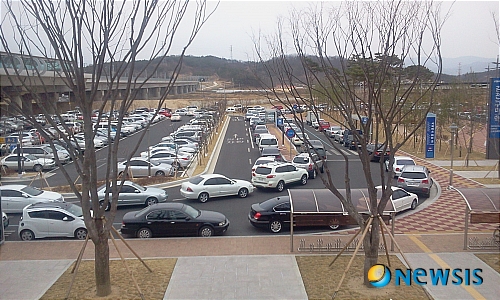 【김천·구미=뉴시스】박홍식 기자 = 지난해 11월 개통된 KTX김천(구미)역사가 불법주차로 인해 몸살을 앓고 있지만 단속의 손길이 미치지 않아 이용객들로부터 빈축을 사고 있다. 버스통행로인 주차장 진입로 양방향에 빼곡히 불법주차 차량이 도로를 점령해 접촉사고 위험이 도사리고 있어 대책마련이 따라야 한다는 지적이다.   phs6431@newsis.com  