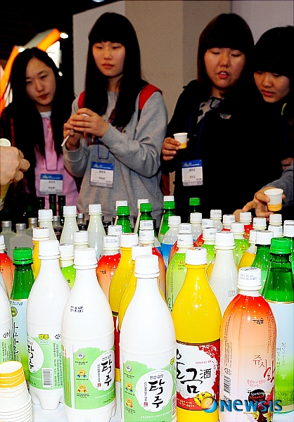 【서울=뉴시스】조종원 인턴기자 = 5일 오후 서울 서초구 양재AT센터에서 열린 2011 한국외식산업식자재박람회 한국전통주진흥협회 부스에서 관람객들이 막걸리를 시음하고 있다.&nbsp; choswat@newsis.com