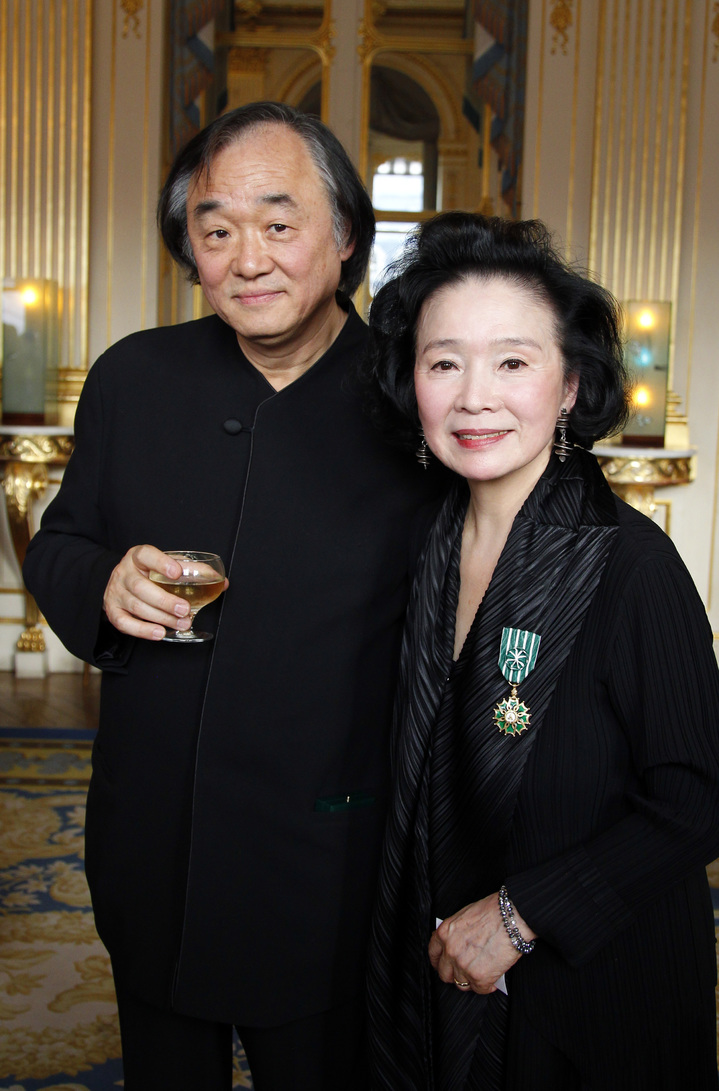 [파리=AP/뉴시스] 2011년 윤정희가 프랑스 파리에서 현지 문화예술공로훈장 오피시에(Officier dans l'ordre des Arts et Lettres)를 수훈했을 당시 백건우가 함께 한 모습. 