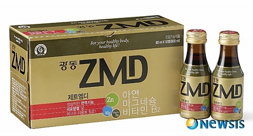 【서울=뉴시스】박상권 기자 = 광동제약(대표이사 최수부)은 6일 중장년층 남성 시장을 겨냥한 국내 최초의 ‘마시는 아연 음료’ ZMD를 개발, 출시했다. 이 제품은 아연 12mg과 마그네슘 66mg 등을 함유하고 있어 한 병 섭취로 1일 필요 함량 기준 대비 각각 100%, 30%의 영양소를 공급할 수 있다.(사진=광동제약 제공) photo@newsis.com