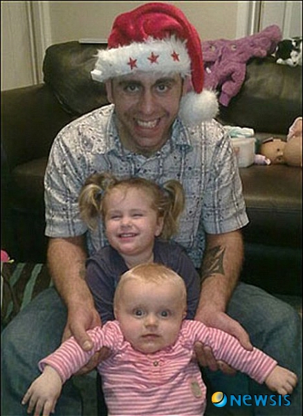 【서울=뉴시스】7일 영국 경찰에 따르면 금연 우울증에 시달리던 영국의 앤드류 케이스(33)가 부인과 두 딸을 살해한 뒤 자신도 자살한 것으로 밝혀졌다. (사진출처=영국 데일리메일 웹사이트)