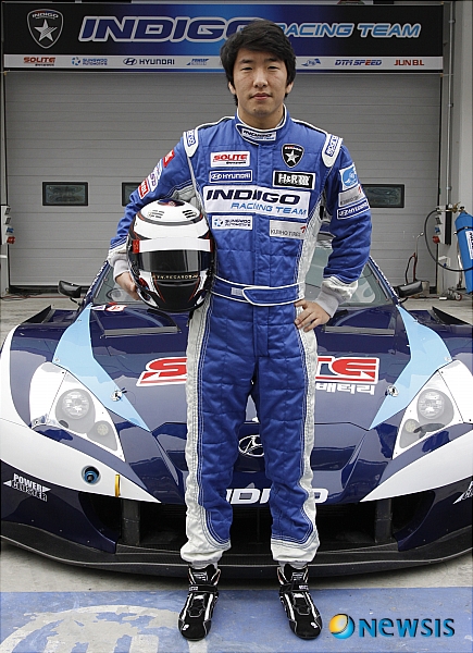 【서울=뉴시스】한국(계) 드라이버 최명길(26)은 10일(한국시간) 말레이시아 세팡 인터내셔널 서킷에서 가진 뉴시스와의 인터뷰에서 포뮬러원에서 활약하는 한국인 드라이버의 탄생이 시급하다고 말했다. 지난 2007년 F3에서 우승하며 주목을 받았던 그는 계속해서 F1 진출의 기회를 노리고 있다.(사진=스포츠플러스 제공)