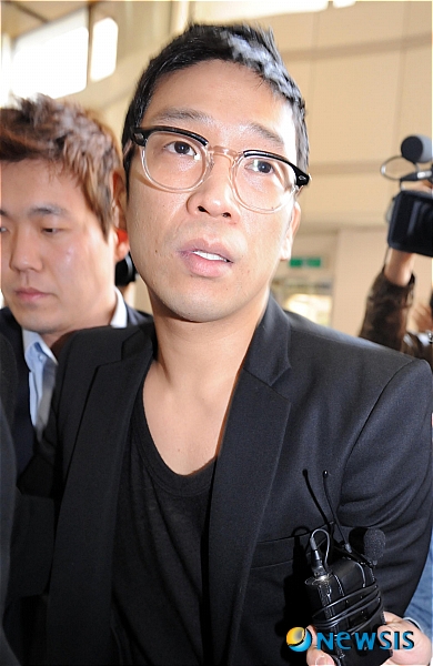 【서울=뉴시스】전신 기자 = 병역법 위반 협의 등으로 재판에 넘겨진 가수 MC몽씨가 11일 오후 서울중앙지법에서 선고공판을 받기 위해 법정으로 들어서고 있다. photo1006@newsis.com