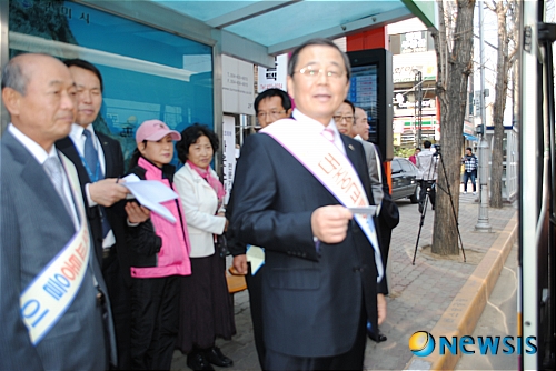 【구미=뉴시스】박홍식 기자 = 11일 남유진 경북 구미시장이 KTX 김천(구미)역행 리무진 버스 시승을 위해 구미터미널에서 버스를 기다리며 시간표를 보고 있다.&nbsp; phs6431@newsis.com 