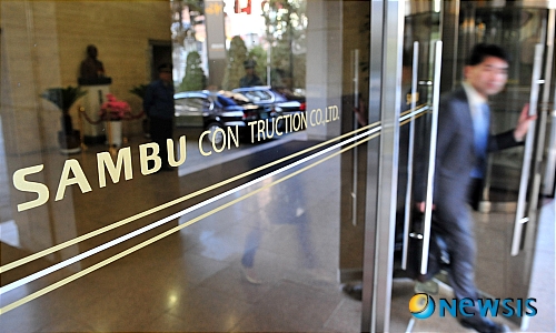 【서울=뉴시스】박세연 기자 = 시공능력평가 34위인 건설사 삼부토건이 PF대출 만기를 하루 앞두고 기업회생절차(법정관리)를 신청한 12일 오후 서울 중구 삼부토건 본사가 어수선한 분위기를 보이고 있다. psy5179@newsis.com