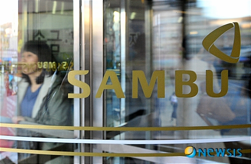 【서울=뉴시스】박세연 기자 = 시공능력평가 34위인 건설사 삼부토건이 PF대출 만기를 하루 앞두고 기업회생절차(법정관리)를 신청한 12일 오후 서울 중구 삼부토건 본사가 어수선한 분위기를 보이고 있다. psy5179@newsis.com