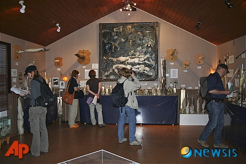 【후사비크(아이슬란드)=AP/뉴시스】아이슬란드 후사비크에 있는 음경박물관에서 지난 12일 관람객들이 전시된 각종 동물들의 성기를 둘러보고 있다. 15년 전 설립된 이 박물관은 얼마 전 최초로 인간의 성기를 기증받아 곧 전시에 들어갈 계획이다.