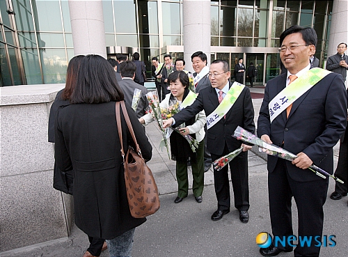 【전주=뉴시스】유영수 기자 = 김완주 전북지사와 전북지역 국회의원들은 13일 오전 경기도 성남시 분당시에 위치한 LH 본사 정문 앞에서 출근하고 있는 LH직원들에게 LH본사 유치 홍보 장미꽃을 전달했다.(사진=전북도청 제공)  yu0014@newsis.com 