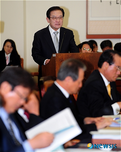 【서울=뉴시스】허경 기자 = 이귀남 법무부 장관이 13일 서울 여의도 국회에서 열린 국회 법사위 전체회의에서 업무보고를 하고 있다.&nbsp;&nbsp; neohk@newsis.com 