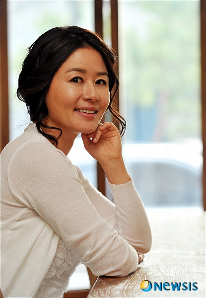 【서울=뉴시스】전진환 기자 = 14일 오후 영화 수상한 고객들에서 애 넷 딸린 과부역할의 배우 정선경이 서울 강남구 압구정동의 한 카페에서 뉴시스와 인터뷰 중 포즈를 취하고 있다. amin2@newsis.com