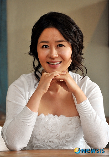 【서울=뉴시스】전진환 기자 = 14일 오후 영화 수상한 고객들에서 애 넷 딸린 과부역할의 배우 정선경이 서울 강남구 압구정동의 한 카페에서 뉴시스와 인터뷰 중 포즈를 취하고 있다. amin2@newsis.com