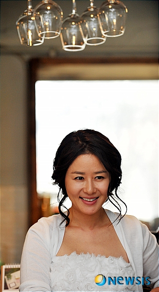 【서울=뉴시스】전진환 기자 = 14일 오후 영화 수상한 고객들에서 애 넷 딸린 과부역할의 배우 정선경이 서울 강남구 압구정동의 한 카페에서 뉴시스와 인터뷰 중 포즈를 취하고 있다. amin2@newsis.com