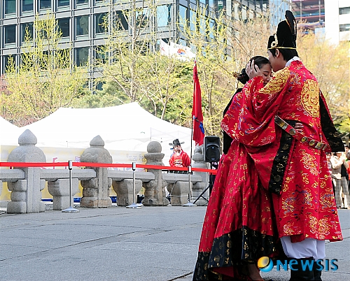 【서울=뉴시스】서울 청계천 ‘영도교’에서 열린 단종과 정순왕후의 이별 장면 재현 행사. (사진=뉴시스 DB)
