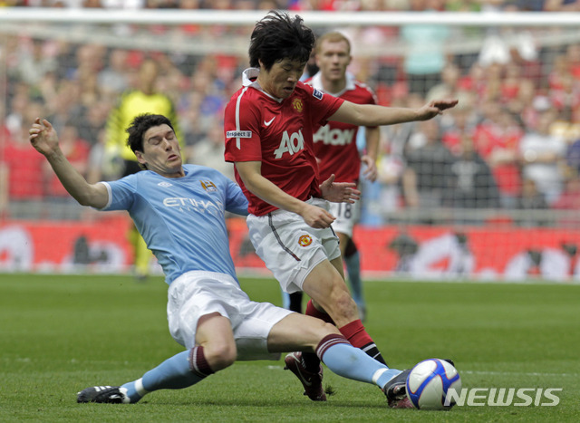 【런던(영국)=AP/뉴시스】맨체스터 유나이티드(맨유)의 박지성(오른쪽)이 16일(현지시간) 영국 런던의 웸블리구장에서 열린 2010-11 잉글리시 FA컵 준결승전 맨체스터시티(맨시티)와의 경기에서 공을 다투고 있다.&nbsp; 간판공격수 루니가 욕설파문으로 결장하고 폴 스콜스가 후반에 퇴장당해 힘든 경기를 치렀던 맨유는 맨시티에 0-1로 패하며 우승의 꿈을 접어야했다. 