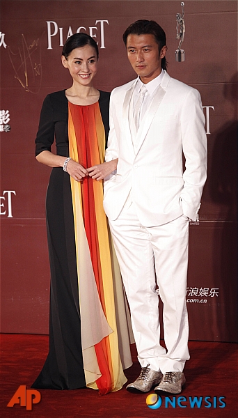 【서울=뉴시스】백영미 기자 = 홍콩배우 셰팅펑(31·謝霆鋒)이 장바이즈(31·張柏芝)와의 사이에서 낳은 큰아들 루카스(4)의 DNA 검사를 의뢰, 친자여부를 확인했다는 설이 나돌고 있다.&nbsp; 중국 인터넷매체 쫑궈위러망은 14일 "DNA검사 결과 셰팅펑과 아들 루카스의 DNA 일치율이 0.03％인 것으로 나타나 셰팅펑과 장바이즈의 관계를 더욱 악화시키고 있다"며 "그러나 셰팅펑 측은 '루카스를 상대로 친자확인을 했다는 것은 유언비어다. 아이는 죄가 없으니 팬들과 네티즌들이 다시는 루카스에게 상처를 주지 않길 바란다'고 말했다"고 보도했다.&nbsp; 2006년 결혼한 장바이즈와 셰팅펑은 이듬해 8월 루카스를 낳았다. 그러나 2008년 1월 장바이즈와 배우 천관시(31·陳冠希)의 섹스스캔들이 터지면서 이혼설이 흘러나왔다. 당시 홍콩 미디어는 루카스가 천관시를 닮았다고 보도했다.&nbsp; 이번에는 장바이즈가 천관시와 기내에서 찍은 사진과 함께 홍콩 호텔 밀회 등의 소문도 함께 나오면서 장바이즈와 셰팅펑의 이혼설에 다시 무게가 실리고 있다.&nbsp;&nbsp; 쫑궈위러망은 "장바이즈는 천관시와 함께 찍은 사진의 존재를 부인하려 했지만 천관시는 대범하게도 이를 인정해 셰팅펑을 분노케했다"고 전했다. 또 "최근 장바이즈가 천관시와 호텔에서 밀회하는가 하면 천관시의 동의하에 천관시가 소속된 회사와 계약을 맺어 천관시와 한솥밥을 먹게 됐다"고 알렸다.&nbsp; 또 다른 매체 샹강저우칸에 따르면, 장바이즈와 천관시는 여전히 연락을 하며 지내고 있다. 두 남녀는 지난달 어머이날(5월 둘째주 일요일)에 이어 최근에도 비밀리에 만났다. "셰팅펑은 이미 변호사를 통해 장바이즈에게 이혼협의서를 전했다"는 보도도 나왔다. 또 장바이즈는 최근 두 아들과 함께 홍콩의 쓰지(四季) 호텔에 투숙했는데, 이 호텔은 천관시의 '별궁'과도 같은 곳이다.&nbsp; positive100@newsis.com&nbsp; 