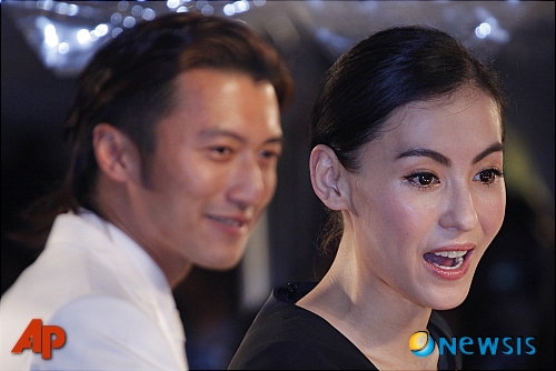 【서울=뉴시스】백영미 기자 = 홍콩배우 셰팅펑(31·謝霆鋒)이 장바이즈(31·張柏芝)와의 사이에서 낳은 큰아들 루카스(4)의 DNA 검사를 의뢰, 친자여부를 확인했다는 설이 나돌고 있다.&nbsp; 중국 인터넷매체 쫑궈위러망은 14일 "DNA검사 결과 셰팅펑과 아들 루카스의 DNA 일치율이 0.03％인 것으로 나타나 셰팅펑과 장바이즈의 관계를 더욱 악화시키고 있다"며 "그러나 셰팅펑 측은 '루카스를 상대로 친자확인을 했다는 것은 유언비어다. 아이는 죄가 없으니 팬들과 네티즌들이 다시는 루카스에게 상처를 주지 않길 바란다'고 말했다"고 보도했다.&nbsp; 2006년 결혼한 장바이즈와 셰팅펑은 이듬해 8월 루카스를 낳았다. 그러나 2008년 1월 장바이즈와 배우 천관시(31·陳冠希)의 섹스스캔들이 터지면서 이혼설이 흘러나왔다. 당시 홍콩 미디어는 루카스가 천관시를 닮았다고 보도했다.&nbsp; 이번에는 장바이즈가 천관시와 기내에서 찍은 사진과 함께 홍콩 호텔 밀회 등의 소문도 함께 나오면서 장바이즈와 셰팅펑의 이혼설에 다시 무게가 실리고 있다.&nbsp;&nbsp; 쫑궈위러망은 "장바이즈는 천관시와 함께 찍은 사진의 존재를 부인하려 했지만 천관시는 대범하게도 이를 인정해 셰팅펑을 분노케했다"고 전했다. 또 "최근 장바이즈가 천관시와 호텔에서 밀회하는가 하면 천관시의 동의하에 천관시가 소속된 회사와 계약을 맺어 천관시와 한솥밥을 먹게 됐다"고 알렸다.&nbsp; 또 다른 매체 샹강저우칸에 따르면, 장바이즈와 천관시는 여전히 연락을 하며 지내고 있다. 두 남녀는 지난달 어머이날(5월 둘째주 일요일)에 이어 최근에도 비밀리에 만났다. "셰팅펑은 이미 변호사를 통해 장바이즈에게 이혼협의서를 전했다"는 보도도 나왔다. 또 장바이즈는 최근 두 아들과 함께 홍콩의 쓰지(四季) 호텔에 투숙했는데, 이 호텔은 천관시의 '별궁'과도 같은 곳이다.&nbsp; positive100@newsis.com&nbsp; 