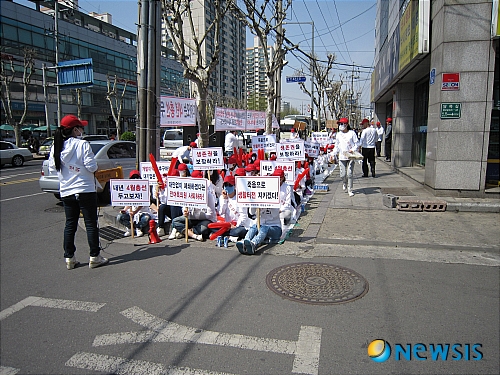 【서울=뉴시스】박대로 기자 = 영등포지역 성매매여성들이 집창촌 철거에 따른 대안을 제시하라며 20일 가두시위를 벌였다. 한터전국연합회 영등포지부 소속 성매매 여성 100여명은 이날 오후 서울 영등포구 당산동1가에 위치한 한나라당 전여옥 의원(영등포 갑) 사무실 앞에서 집회를 가졌다. photo@newsis.com