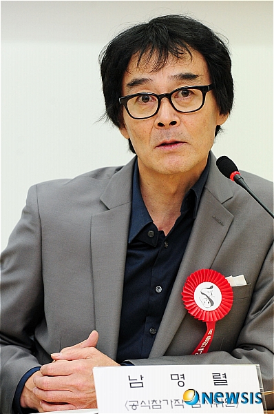 【서울=뉴시스】박동욱 인턴기자 = 20일 오후 서울 종로구 예술가의 집에서 '제32회 서울연극제' 공식 기자간담회에서 남명렬 공식참가작 심사위원이 인사말을 하고 있다. fufus@newsis.com
