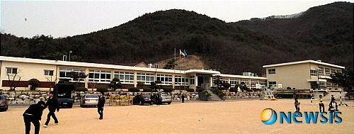 【김해=뉴시스】강정배 기자 = 21일 경남 김해시 상동면 여차리 133에 위치한 김해지역의 유일한 벽지학교가 금동 산 기슭아래 그 자태를 드러내 보이고 있다.   kjb@newsis.com