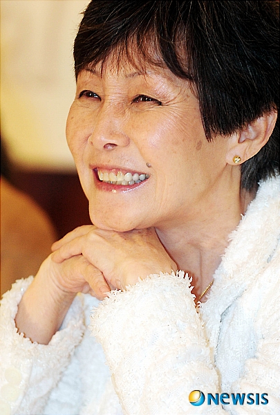 【서울=뉴시스】김인철 인턴기자 = 21일 오후 서울 중구 프레스센터에서 가수 윤복희가 60주년 콘서트 간담회를 하고 있다. yatoya@newsis.com