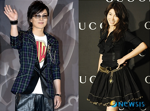 【서울=뉴시스】백영미 기자 = 가수 서태지(39)와 탤런트 이지아(33)가 이혼소송을 벌이고 있다.&nbsp; 이 사실이 알려진 21일 서태지의 웹사이트 '서태지닷컴'은 마비됐다.&nbsp; 인터넷 카페 '서태지를 사랑하는 사람들의 모임' 회원들은 "사실이라면 정말 충격적이다", "역대 가장 충격적인 소식", "말도 안 된다. 소름이 쫙 끼친다"며 충격을 감추지 못하고 있다.&nbsp; "만약 사실이라면 대장(서태지)이 상처받으셨으면 어쩌나 걱정된다", "냉정을 찾아야 할 때! 정작 본인은 얼마나 힘들겠나", "배신감 갖지 말자. 우리의 대장인데…", "대장이 언론에 모습을 공개하지 않을까, 안 그러면 팬에 대한 우롱"이라는 반응도 있다.&nbsp; 이지아의 팬카페 '히비스크스' 회원들 역시 "어이없다", "진짜냐", "놀랍다, 제발 루머였으면 좋겠다"며 놀라워하고 있다.&nbsp; 한편 지난달 초 교제사실을 인정한 이지아와 정우성(38)은 21일 서울 강남의 냉면집에서 저녁을 함께 먹는 모습이 포착되기도 했다.&nbsp; positive100@newsis.com