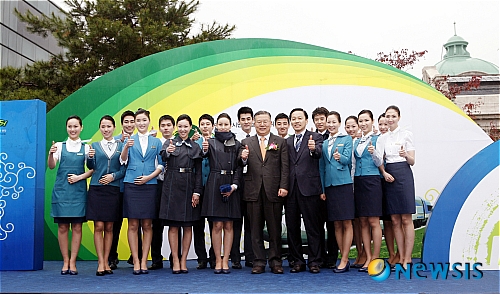 【대전=뉴시스】박희송 기자 = 코레일관광개발은 22일 오전 서울역 광장에서 코레일 허준영 사장 등이 참석한 가운데 KTX승무원의 새 유니폼 발표회를 가졌다. 사진은 허준영(앞 오른쪽 다섯 번째) 코레일 사장, 길기연(앞 오른쪽 네 번째) 코레일관광개발 대표 등이 새 유니폼 발표회 후 기념촬영을 하고 있다. (사진=코레일관광개발 제공)&nbsp;&nbsp; photo@newsis.com 