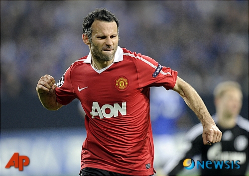 【겔젠키르헨(독일)=AP/뉴시스】맨체스터 유나이티드의 라이언 긱스가 26일(현지시간) 독일 겔젠키르헨의 아우프샬케 아레나에서 열린 샬케04와의 2010-11 유럽축구연맹(UEFA) 챔스리그 4강 1차전에서 후반 22분 선제골을 넣고 환호하고 있다. 맨유는 이어진 루니의 추가골로 2-0으로 승리를 거뒀다.