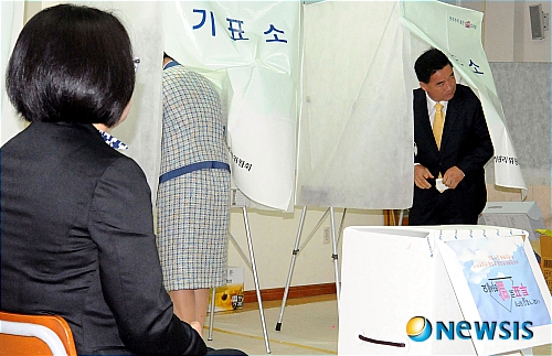 【김해=뉴시스】강정배 기자 = 4·27 재보선 투표가 오전 6시부터 실시된 가운데 27일 오전 경남 김해시 대청리 대청초등학교 장유 제9투표소에서 야당 단일후보인 이봉수(54)후보가 부인과 함께 나란히 투표를 하고 있다.&nbsp; kjb@newsis.com