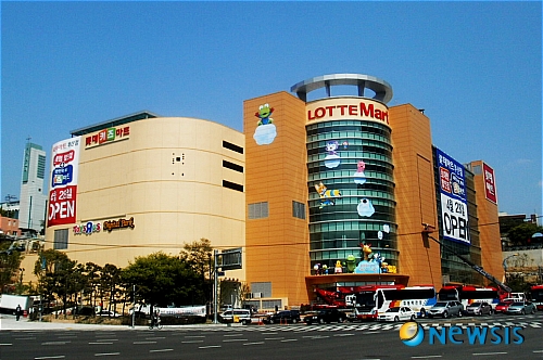 【부산=뉴시스】하경민 기자 = 롯데마트는 국내 92호점인 부산점을 오는 28일 부산 부산진구 부암동에서 개점한다고 27일 밝혔다. 이 곳에는 어린이 전문매장을 갖추고 있는 것이 특징이다. (사진=롯데마트 제공)&nbsp;&nbsp; yulnetphoto@newsis.com