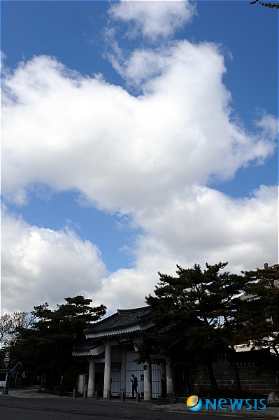 【서울=뉴시스】박태홍 기자 = 모처럼 맑은 날씨를 보인 28일 오전 청와대 춘추관 앞에서 푸른 하늘에 흰 구름이 떠있어 아름답다. 4·27재보선에서 여당의 참패로 국민의 뜻을 무섭게 받겠다는 대통령의 말이 떠오른다. 국민의 뜻은 곧 하늘의 뜻임을 정치권은 느끼기를 바란다.&nbsp; hipth@newsis.com