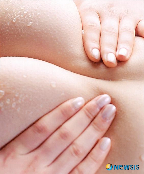 【서울=뉴시스】제3륜 불(火)의 장&nbsp; ♡오럴섹스&nbsp; 여성의 성기를 자극할 때는 철저하게 애태우기 방식의 애무를 진행해야 절정을 서두를 수가 있다. 예를 들면, 여성기에 접근해 바로 클리토리스를 애무할 것이 아니라 다음 순서대로 오럴섹스를 실시해야 여성이 뜨겁게 반응한다. 섹스시마다 순서를 조금씩 바꿔 주면 흥분과 쾌감을 효과적으로 배가시킬 수 있다.&nbsp; 