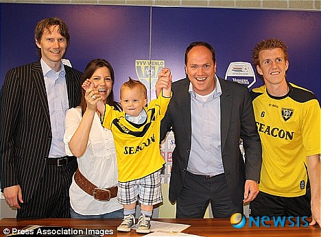 【서울=뉴시스】네덜란드 프로축구 1부리그의 VVV 펜로가 생후 18개월밖에 안 된 꼬마아이와 입단 계약을 맺어 화제를 모으고 있다. 펜로는 배르케 판 데르 메이지라는 이 꼬마를 펜로 유소년팀에 입단시키기로 10년 계약을 체결했다. 사진은 폔로 팀 관계자들이 배르케와 계약을 맺은 후 부모와 함께 한 모습. (사진 출처 : 英 데일리 메일 웹사이트)