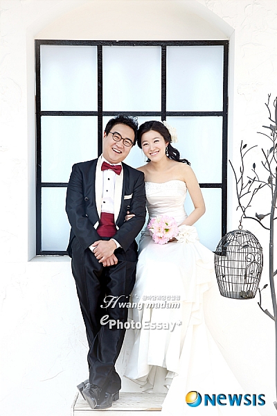 【서울=뉴시스】이재훈 기자 = tvN 드라마 '막돼먹은 영애씨'의 탤런트 정지순(35)이 결혼한다.&nbsp; 29일 황마담웨딩컨설팅에 따르면, 정지순은 5월1일 오후 3시 서울 여의도 KT컨벤션에서 연극배우 김현미(29)와 웨딩마치를 울린다. 약 1년 전 아는 사람의 소개로 만나 애인관계로 발전했다.&nbsp; 주례는 EBS 이상범 본부장, 사회는 탤런트 유수호, 축가는 탤런트 김원준이 맡는다. 신혼여행은 미국 하와이로 5박7일 동안 떠날 예정이다.&nbsp; 한편, 정지순은 1999년 KBS 1TV 드라마 '대추나무 사랑 걸렸네'로 데뷔했다. 영화 '모두들, 괜찮아요?'(2006), '방울 토마토'(2008) 등에 출연했다.&nbsp; realpaper7@newsis.com&nbsp; 