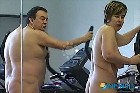 【서울=뉴시스】26일(현지시간) 스페인 북부 바스크 지역의 '이지짐' 헬스클럽이 경영난을 타개하기 위해 누드 헬스클럽을 운영하고 있다. (사진출처 : 英 메트로지 웹사이트)