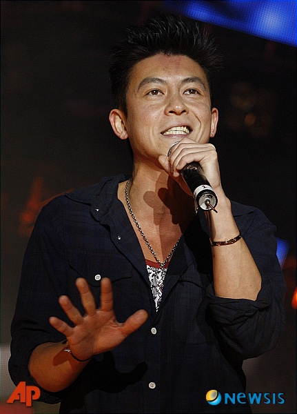 【서울=뉴시스】이재훈 기자 = 섹스 스캔들을 달고 다니는 캐나다 출신 홍콩배우 천관시(31·陳冠希)가 15세 연하인 미성년자 모델과 키스하는 사진이 유출돼 곤혹을 치르고 있다.&nbsp; 중국 미디어는 1일 천관시가 모델 셰즈후이(16·謝芷蕙)와 입을 맞추고 있는 사진들을 잇따라 게재했다.&nbsp; 키 168㎝ 체중 45㎏인 셰즈후이는 최근 홍콩 연예계에서 인기를 끌고 있는 톱모델이다. 중국어권에서 활약 중인 5인 걸그룹 '판타지'의 멤버이기도 하다.&nbsp; 천관시와 셰즈후이는 한때 교제했으나 지금은 결별한 것으로 알려졌다. 사진 유출경로는 확인되지 않았다.&nbsp; 천관시는 '천하의 바람둥이'로 통한다. 2008년 홍콩배우 장바이즈(31·張柏芝), 타이완 가수 차이이린(30·蔡依林) 등 유명 여배우들과 관계를 맺은 사진들이 나돌면서 화제를 불렀다. 장바이즈와 셰팅펑(31·謝霆鋒) 부부의 이혼에 간접적인 원인을 제공한 당사자로 지목되기도 했다.&nbsp; realpaper7@newsis.com&nbsp; 