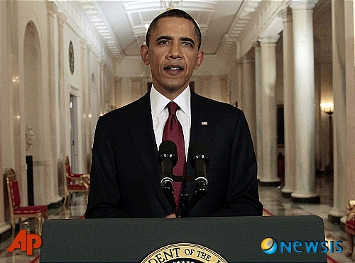 【워싱턴(미국)=AP/뉴시스】버락 오바마 미국대통령이 1일(현지시간) 워싱턴 백악관 이스트룸에서 오사마 빈 라덴의 죽음과 관련 이야기를 하고 있다. 알-카에다 지도자 오사마 빈 라덴은 파키스탄의 북서부 지역에서 지난주 미군 특수부대의 지상 작전에 의해 사살, 사망한 것으로 알려지고 있다. 